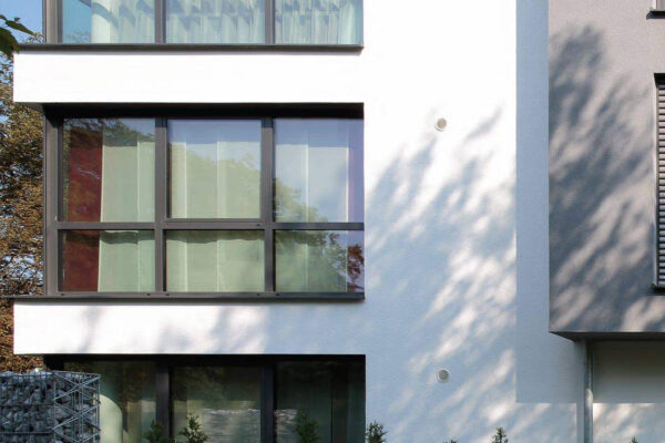 Slim, Modern Sightlines Minimalist profiles and crisp edges ensure a contemporary finish, whether in anodised aluminium or dual RAL colour.