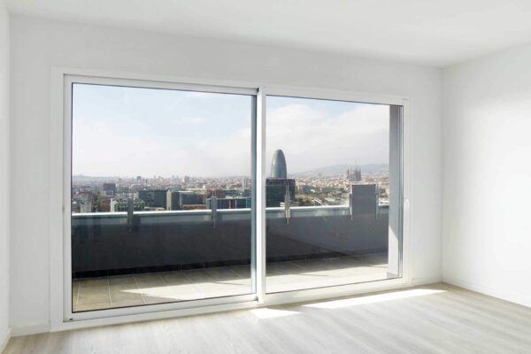 Slim Sightlines Enjoy uninterrupted views with just a 35mm interlock.