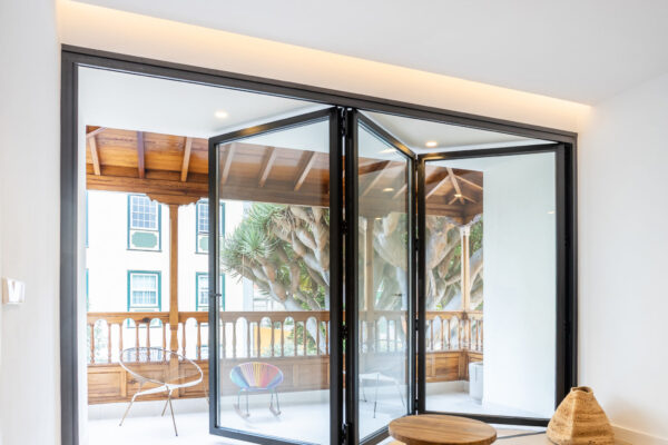 Exceptionally Slim Sightlines With 110mm glass-to-glass sightlines, UniFOLD HI maximises natural light and creates a clean, contemporary aesthetic without compromising structural integrity.