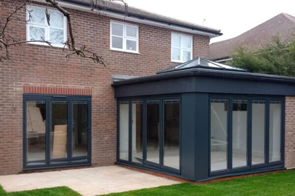 Effortless Installation Designed with pre-gasketed, snap-in glazing beads and an adjustable jamb option, UniFOLD HI simplifies on-site fitting, saving valuable time for installers.